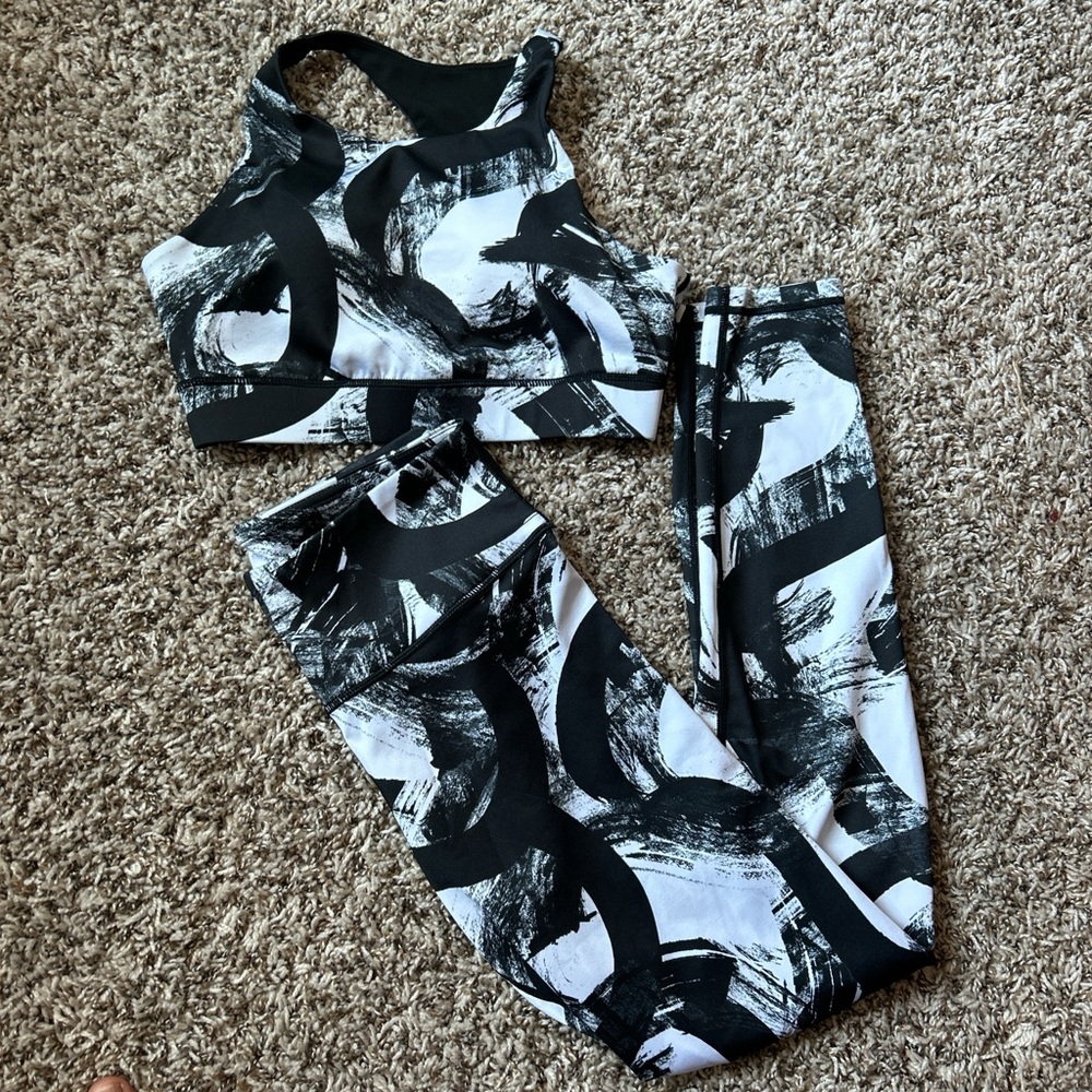 Razor back sports bra & high waisted black and white leggings 2-piece set
